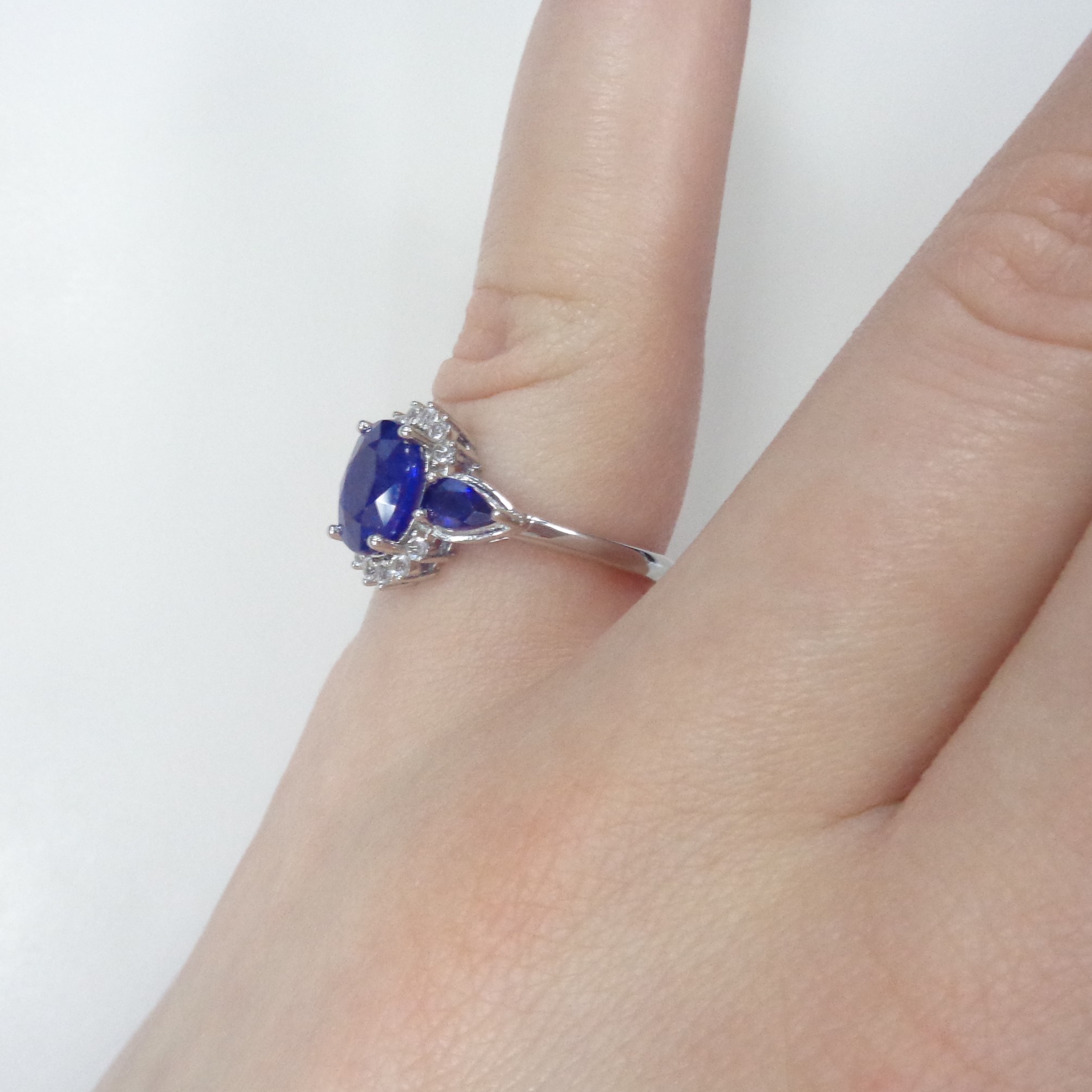 Серебряное кольцо с сапфирами